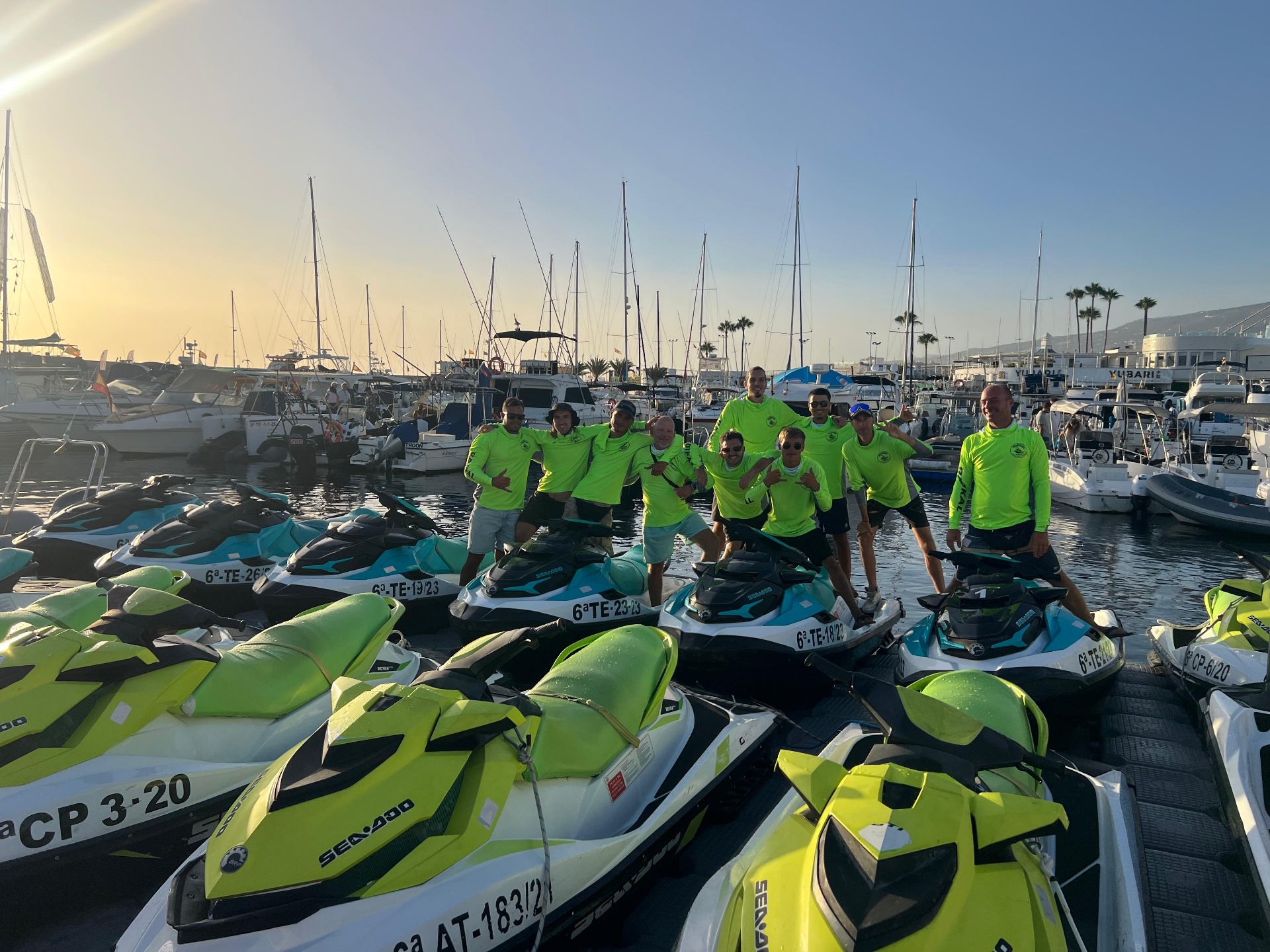 Equipo de Radikal Jet Ski con la flota de motos de agua Sea-Doo en Puerto Colón
